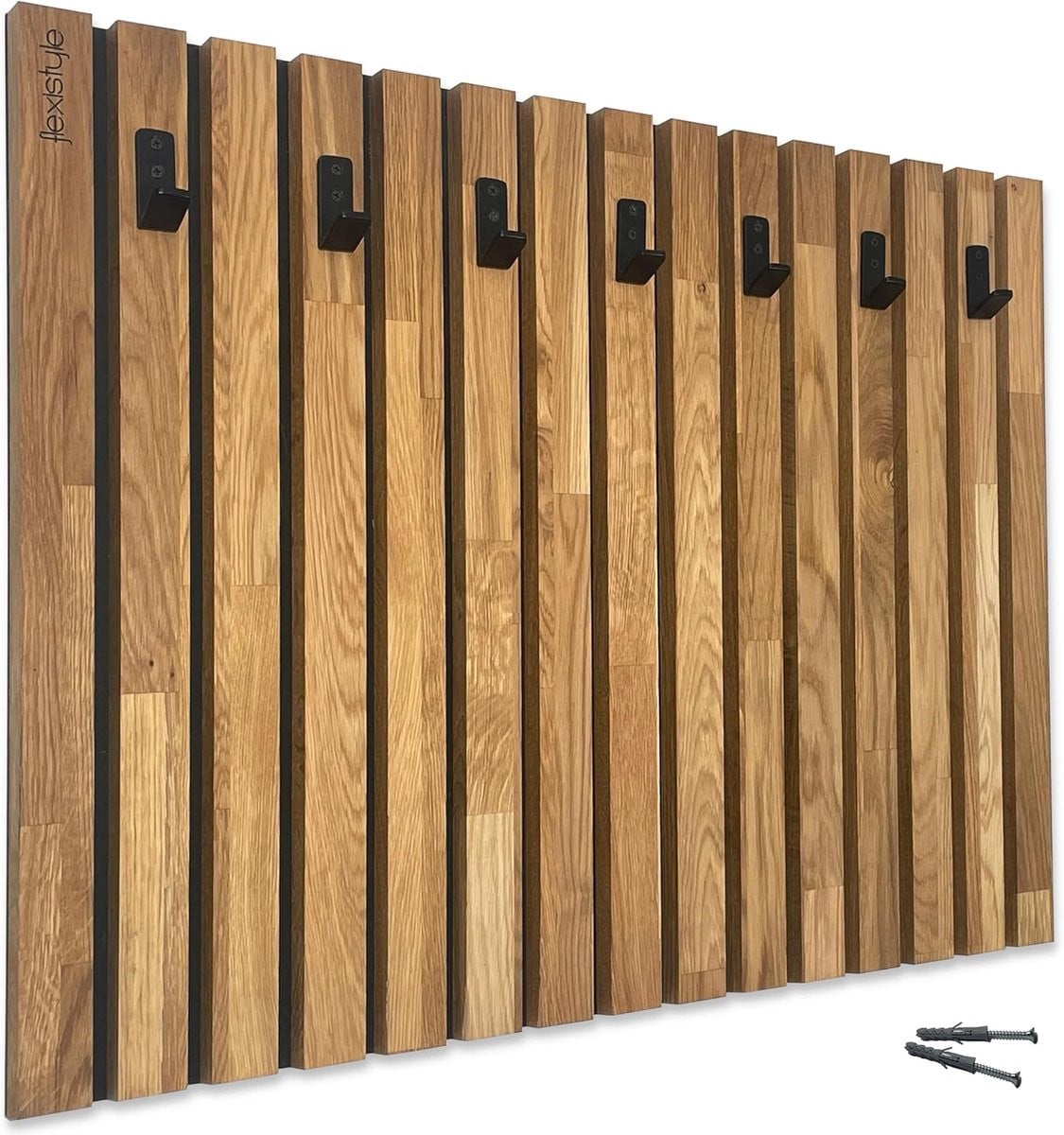 Wandgarderobe met eikenhouten lamellen en handgemaakte haken voor de hal