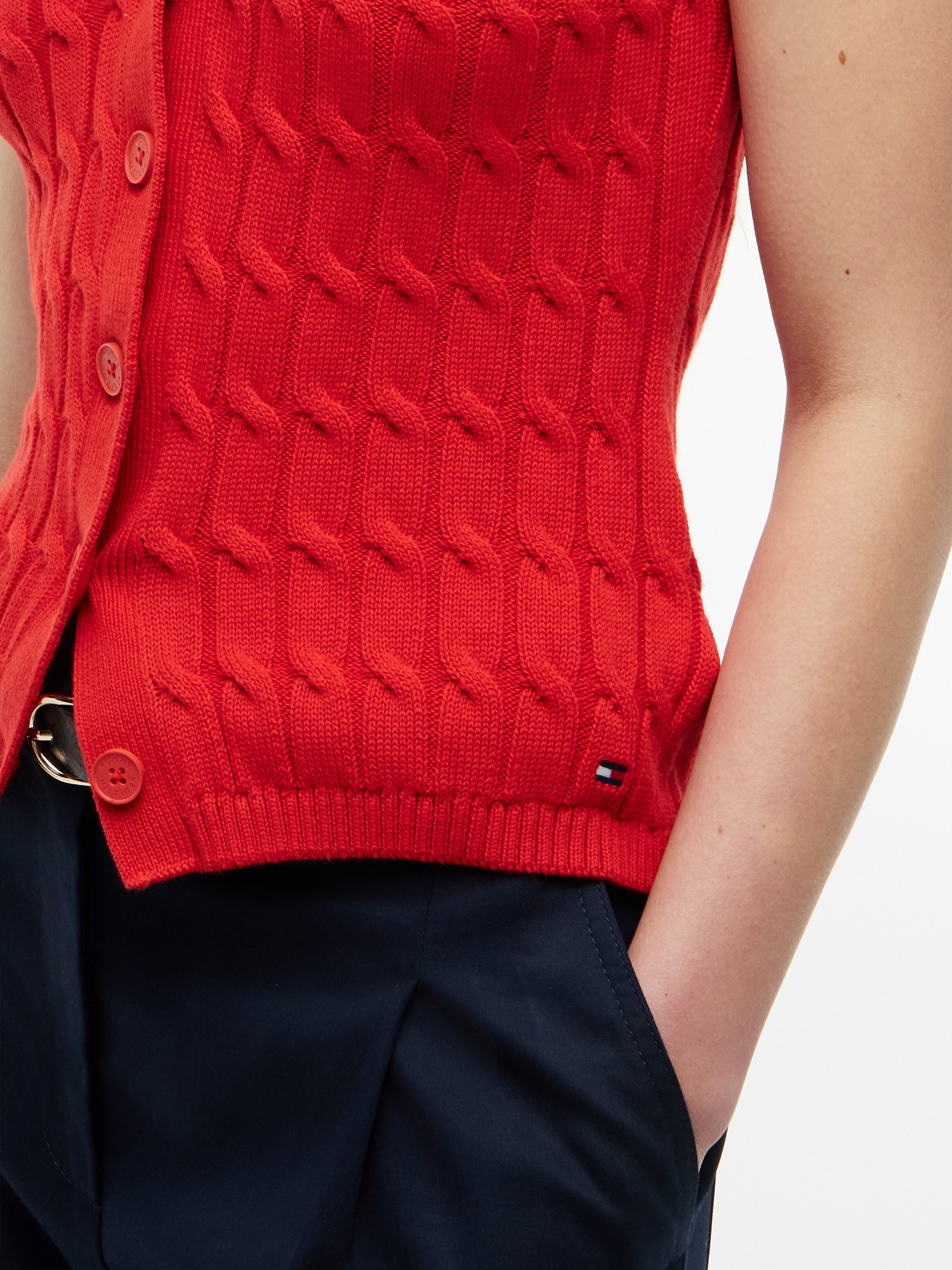 Strickweste TOMMY HILFIGER "MID GG CABLE VEST CARDI", Damen, Gr. XL (46), rot (fire rot), Strick, Obermaterial: 100% Baumwolle, unifarben, regular fit normal, V-Ausschnitt, Westen Strickweste, Baumwolle, mit Zopfstrickmuster fire rot XL (46)