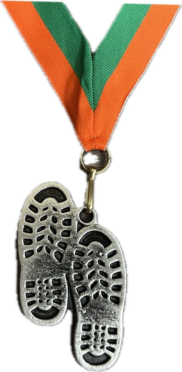 Wandelmedaille voetstappen zilver met groen oranje lint voor volwassenen