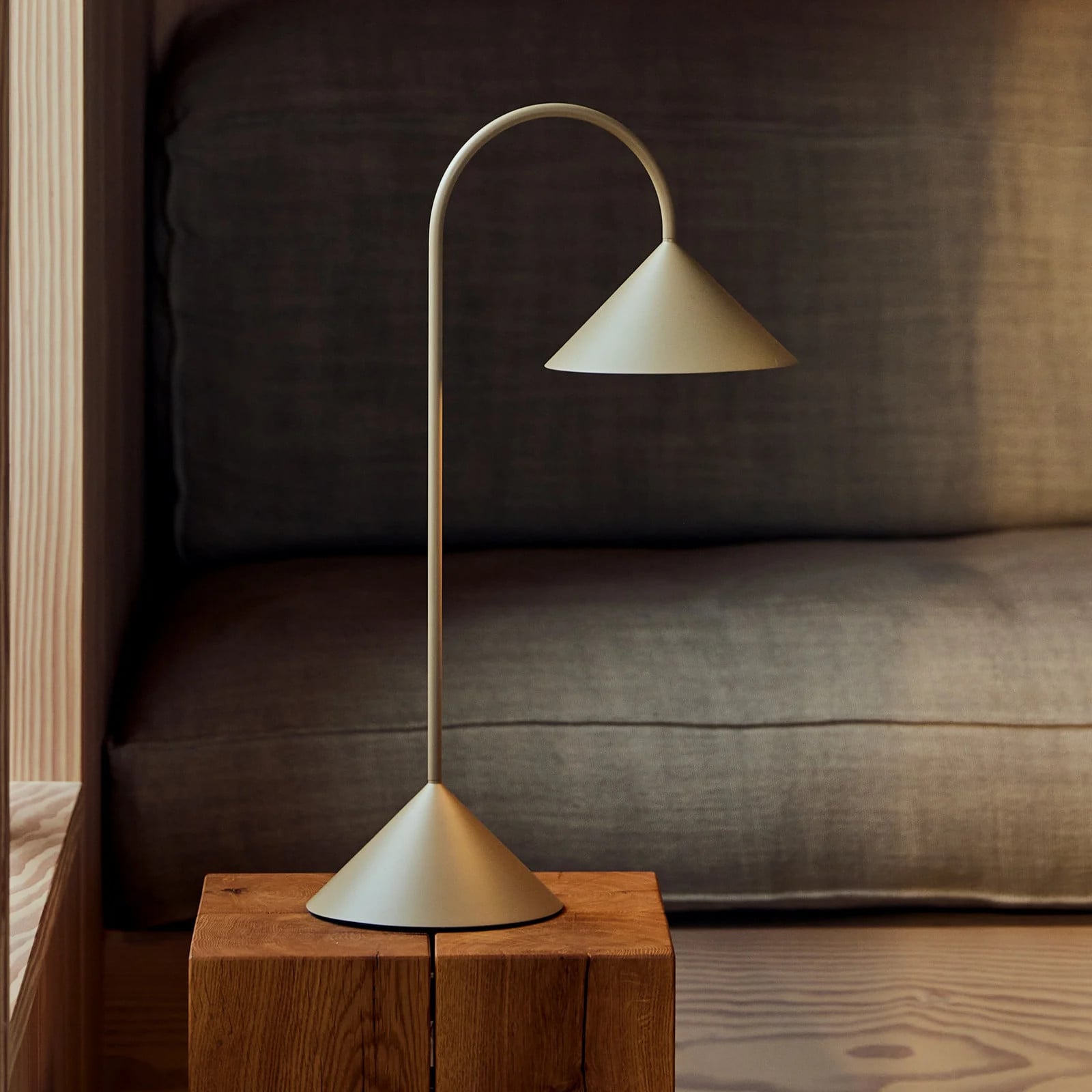 Frandsen Grasp LED tafellamp, zandgrijs, oplaadbaar, hoogte: 47 cm