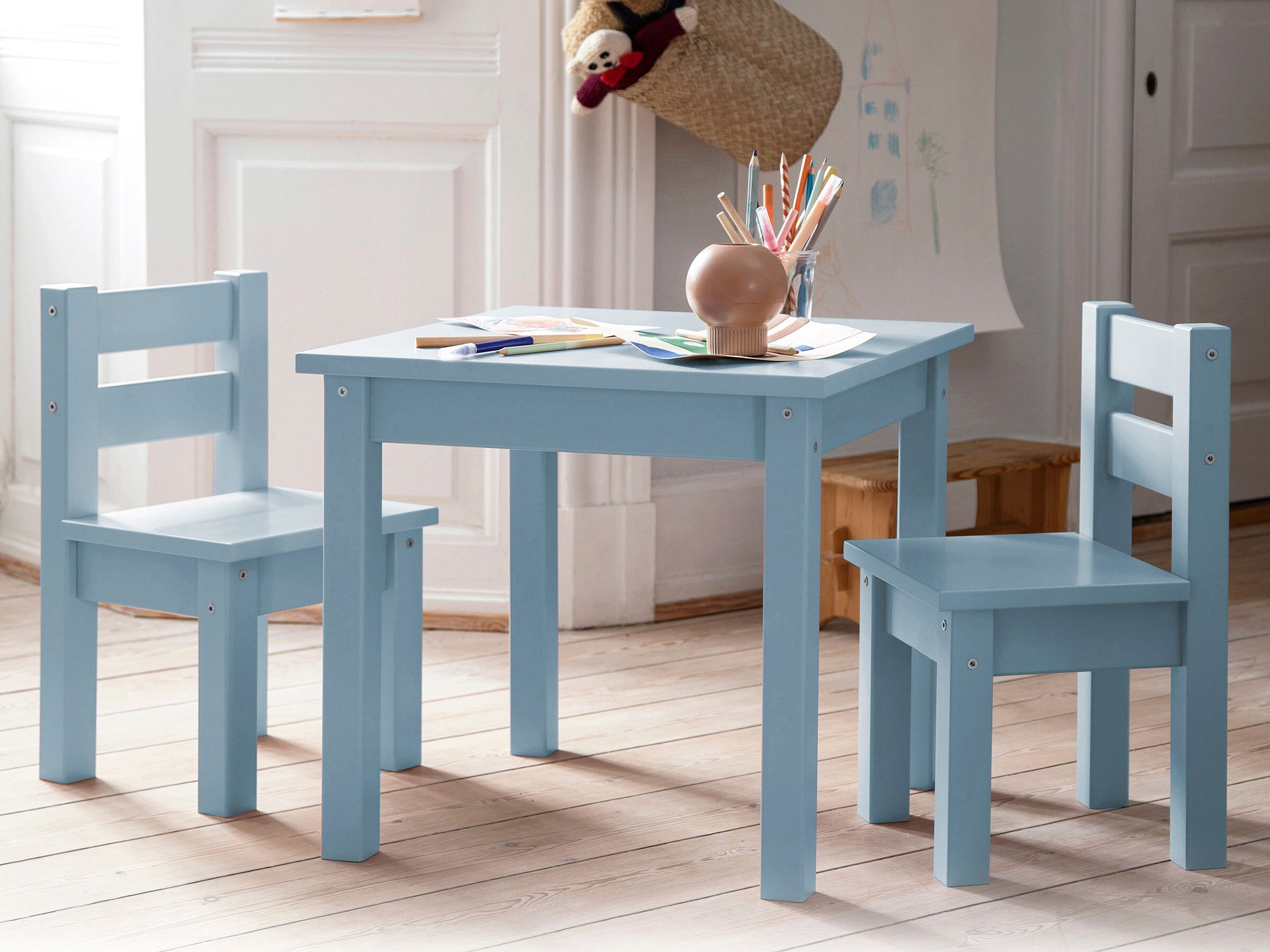 Kindersitzgruppe HOPPEKIDS "MADS Kindersitzgruppe", blau, FSC-zertifiziertes Kiefernholz und MDF. Lack auf Wasserbasis ohne schädliche Substanzen und unnötige Chemie., Sitzmöbel-Sets, Kindersitzgruppe, in vielen Farben, mit zwei Stühlen