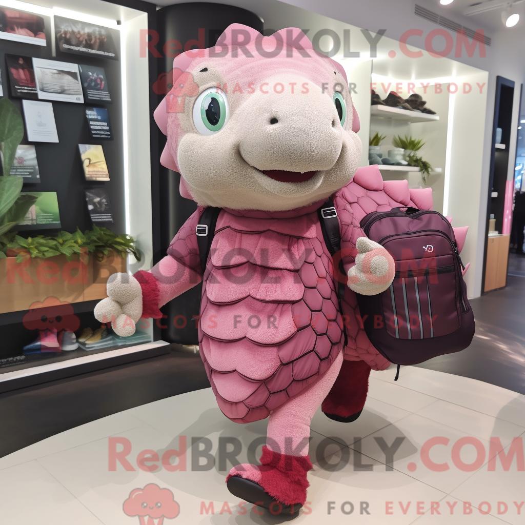 Maskottchen REDBROKOLY eines rosa Schuppentiers mit Laufshorts und Handtasche