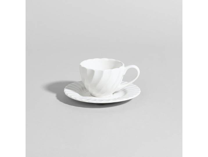Weiße Porzellan-Kaffeetasse mit Spiralmuster