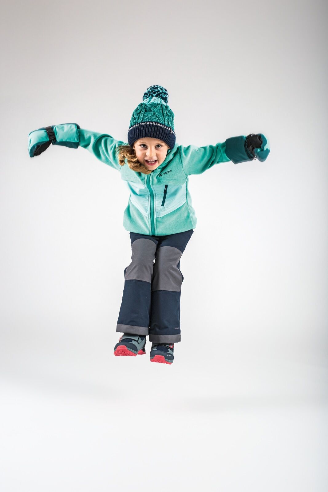 Outdoorhose VAUDE "KIDS SNOW CUP PANTS III", Kinder, Gr. 122/128, N-Gr, grau (schwarz sea uni), Obermaterial: 100% Polyester. Futter: 100% Polyamid. Wattierung: 100% Polyester, Hosen Outdoorhose, wasserdicht, winddicht, mit robusten Besätzen an Knien und 