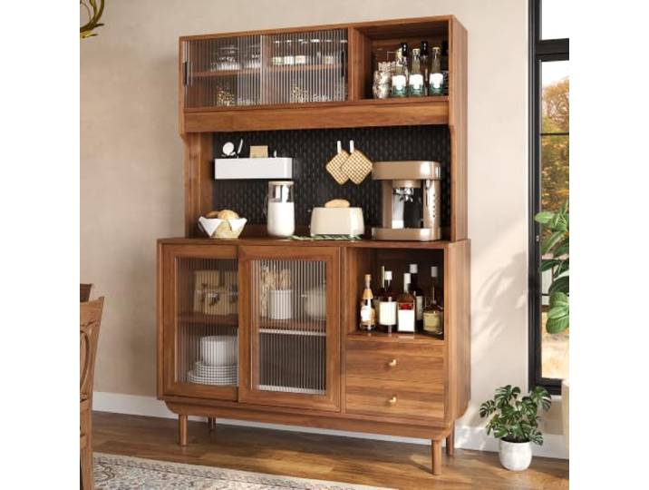 BXEYXE Küchenbuffet mit Riffelglas-Schiebetüren, Lochplatten-Rückwand, Schubladen und offenen Fächern, Küchenschrank aus MDF und Spanplatte mit Kiefernholz Füßen