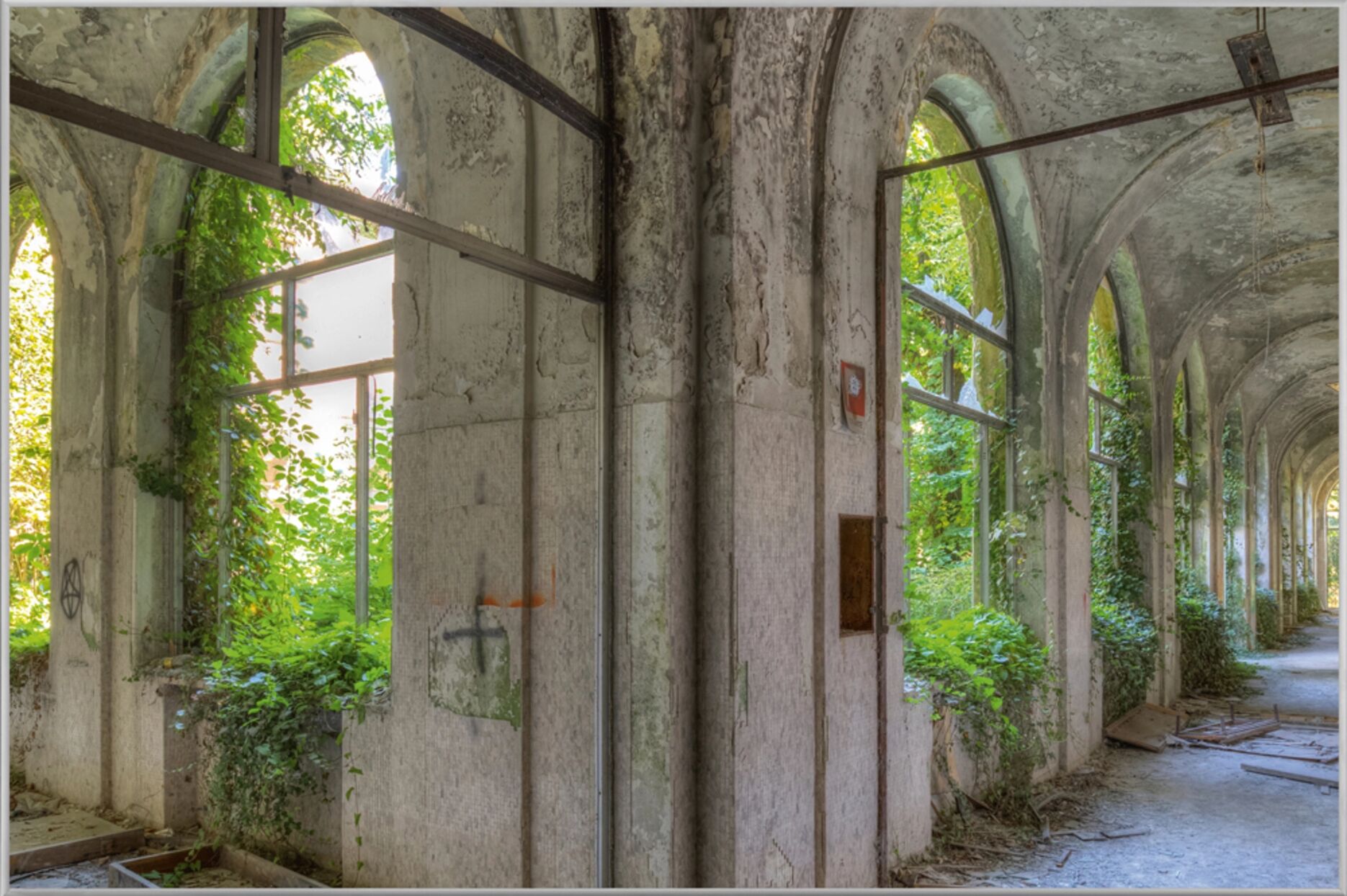 image LAND Lost Place Geteilter Flur
