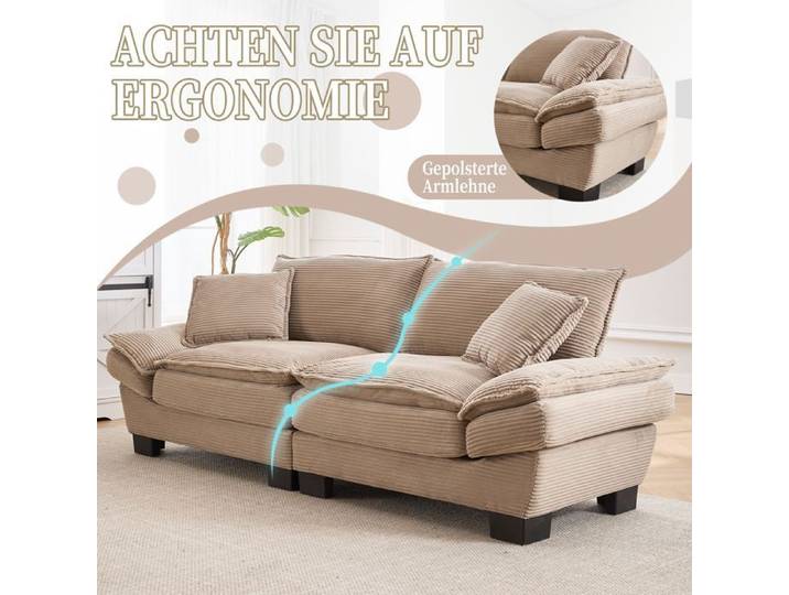 Un canapé-lit double moderne et simple avec une couette qui suffit à un oreiller c'est douillet mais spacieux et spacieux dans le