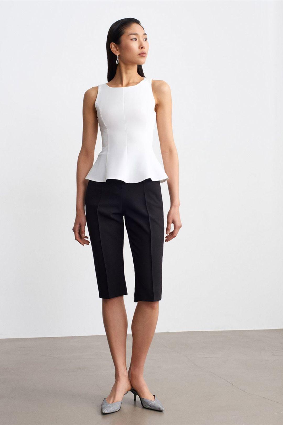 Fitted Mouwloze Crepe Peplum Blouse