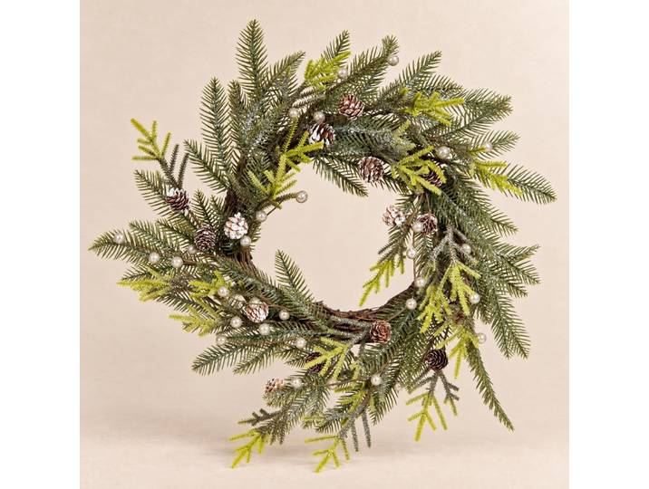 Künstlicher grüner Weihnachtskranz und Tannenzapfen