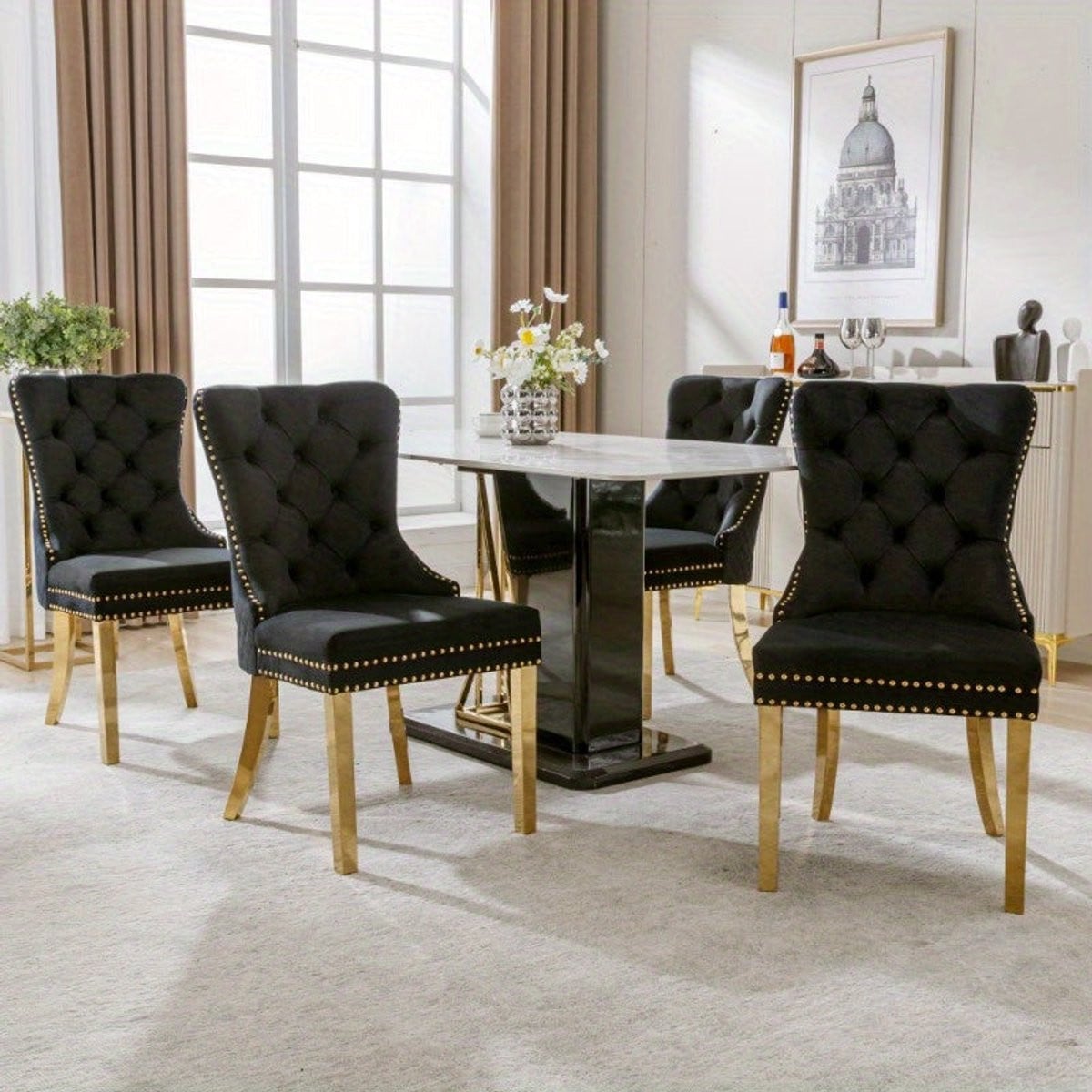 Set van 4 eetkamerstoelen met zwart textiel, uniek rond handvat en gouden roestvrijstalen poten met spijkerbeslag