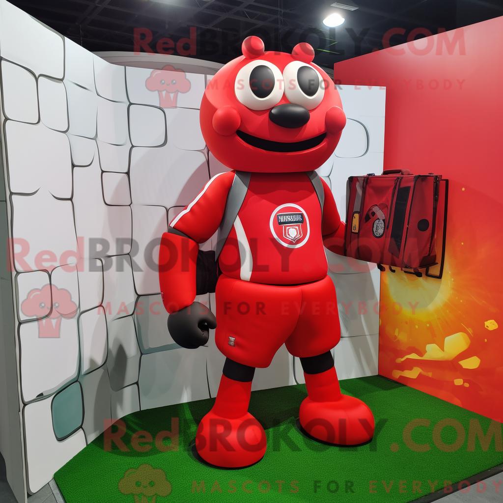 Maskottchen REDBROKOLY eines roten Fußballtors mit Tanktop und Aktentasche