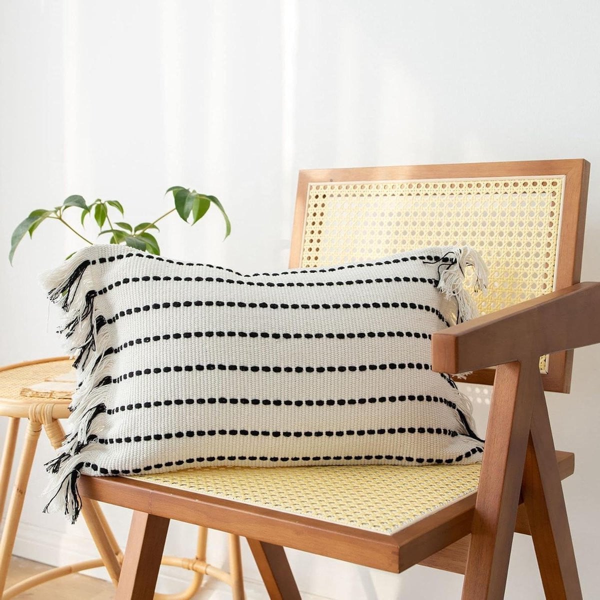 Decoratieve Kussenhoes Boho Sierkussen met Gestreepte Kwastjes - Zwart Wit - 30 x 50 cm