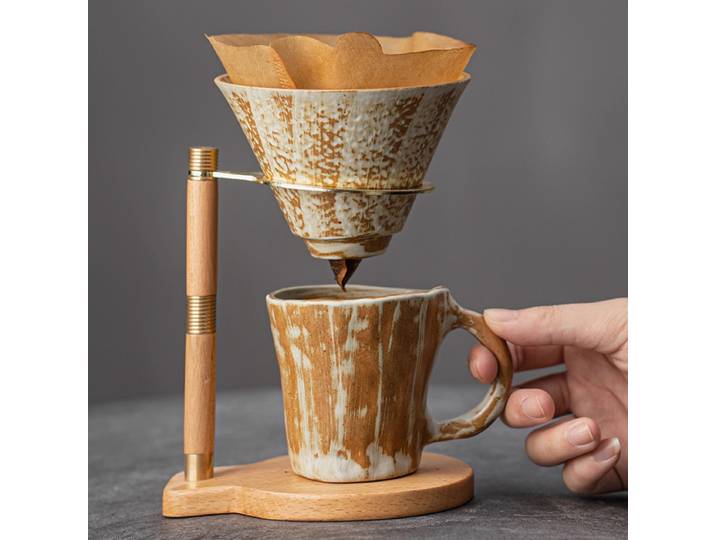 Une nouvelle tasse à café vintage infusée à la main avec une sensation haut de gamme, une tasse en céramique domestique rétro de style japonais