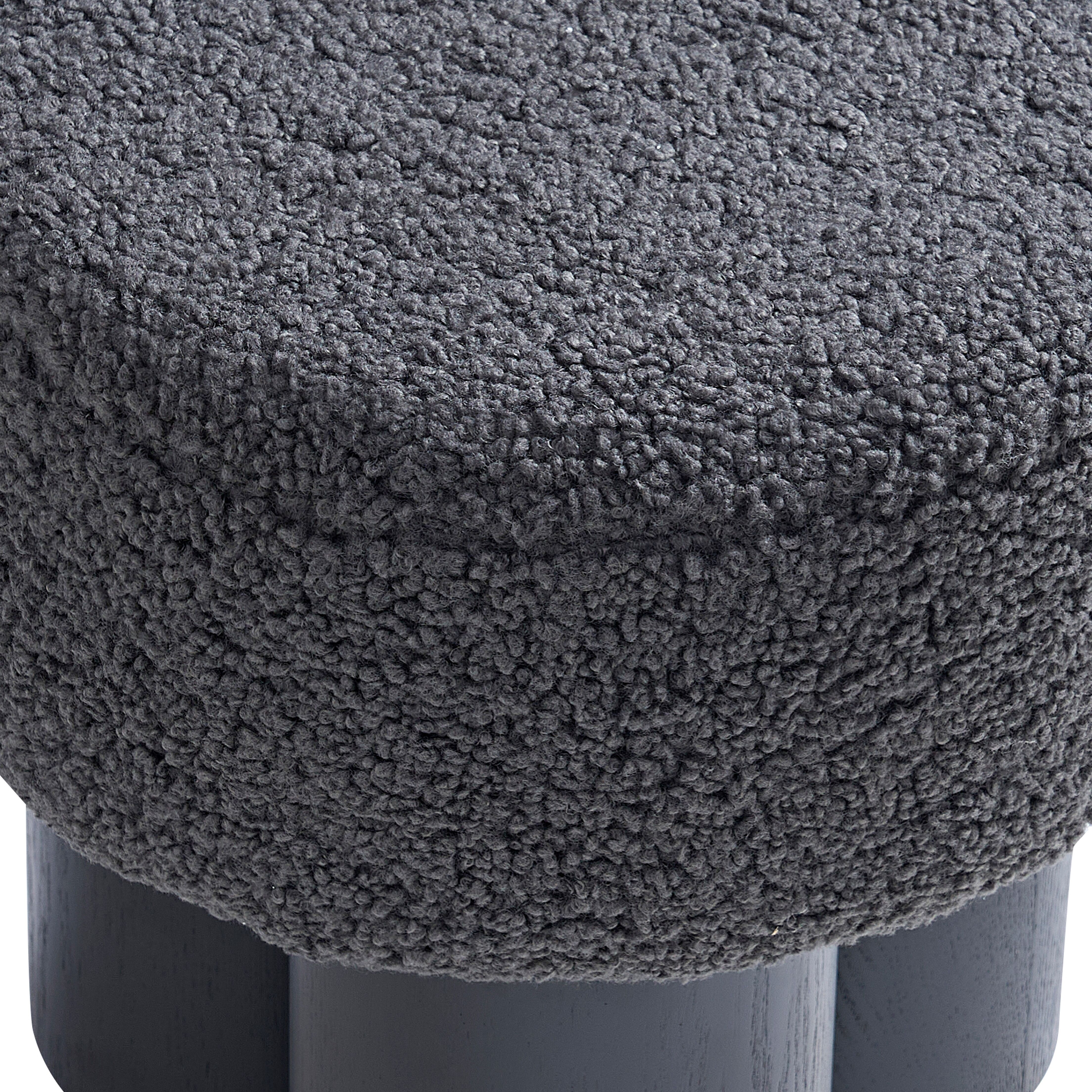 Sitzhocker SALESFEVER "mit Teddyfell-Sitzfläche – Grosser Plüsch-Pouf", grau (schwarz, grau), B:50cm H:49cm T:50cm, MDF, Eschenholzfurnier, Teddyfell (100% Polyester), Hocker, Sitzhocker, Weicher Design-Hocker für Wohnzimmer & Schlafzimmer schwarz, grau B