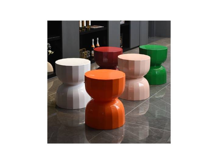 Coin de personnalité créative, quelques chronographe nordique, bord de sablier, quelques canapés design, petite table basse, tabouret pour petit appartement