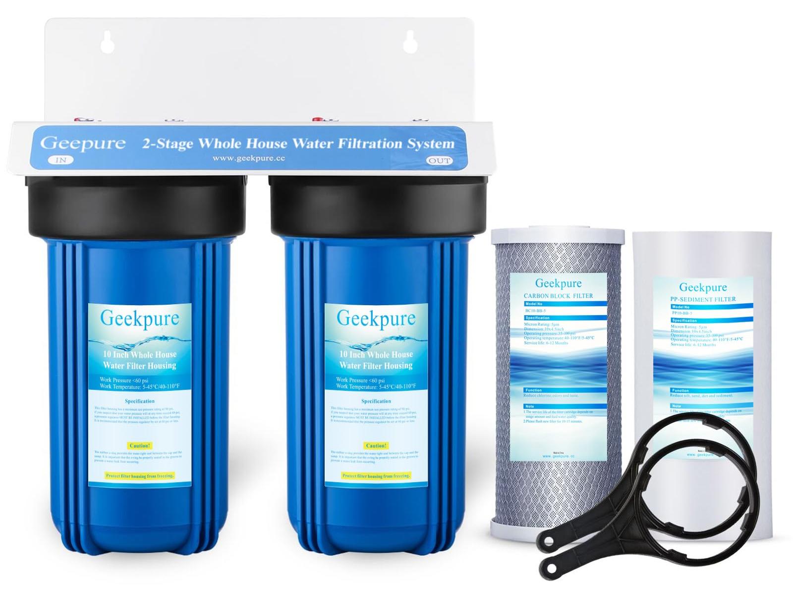 Ein Zweistufen-Wasserfiltersystem für das gesamte Haus mit einem 10-Zoll-Blauhäuse