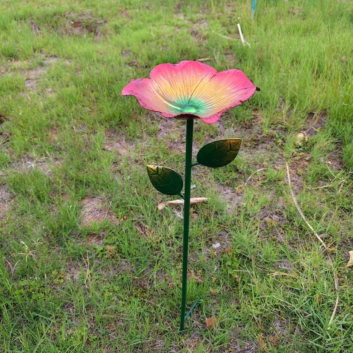 INF Metall-blumenförmige Vogeltränke und Futterstation 2er-Set mit Wasserschale – Gartenstecker für Vögel und Bestäuber Rot