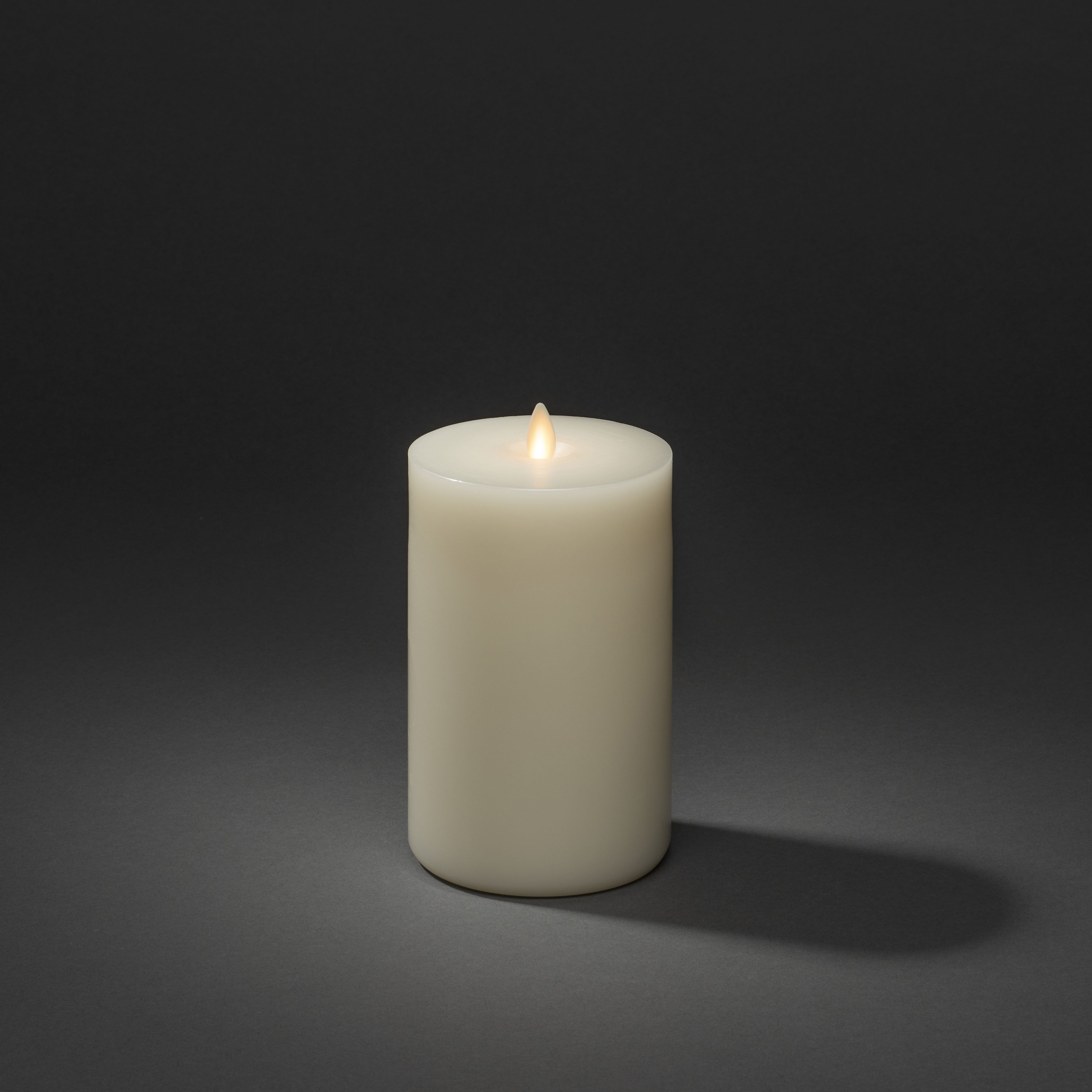 LED-Kerze KONSTSMIDE, beige (cremeweiß), B:9,6cm H:17,7cm T:9,6cm Ø:9,6cm, Kerzen, LED-Kerze, LED Echtwachskerze, handgegossen cremeweiß, mit 3D Flamme