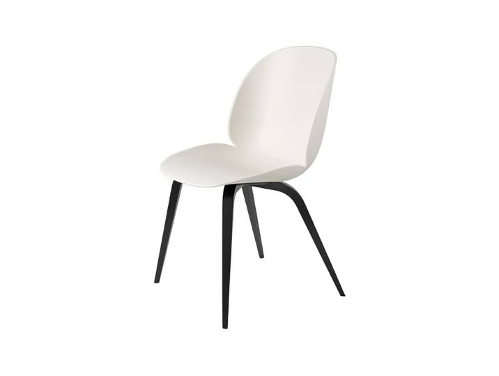 GUBI Chaise Beetle alabaster white, structure en hêtre lasuré noir