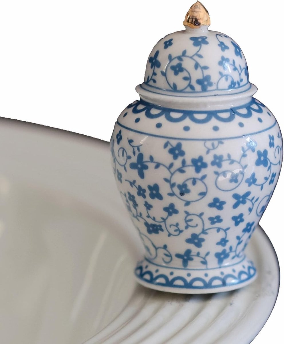Handgeschilderde decoratieve keramieken vaas in blauw en wit