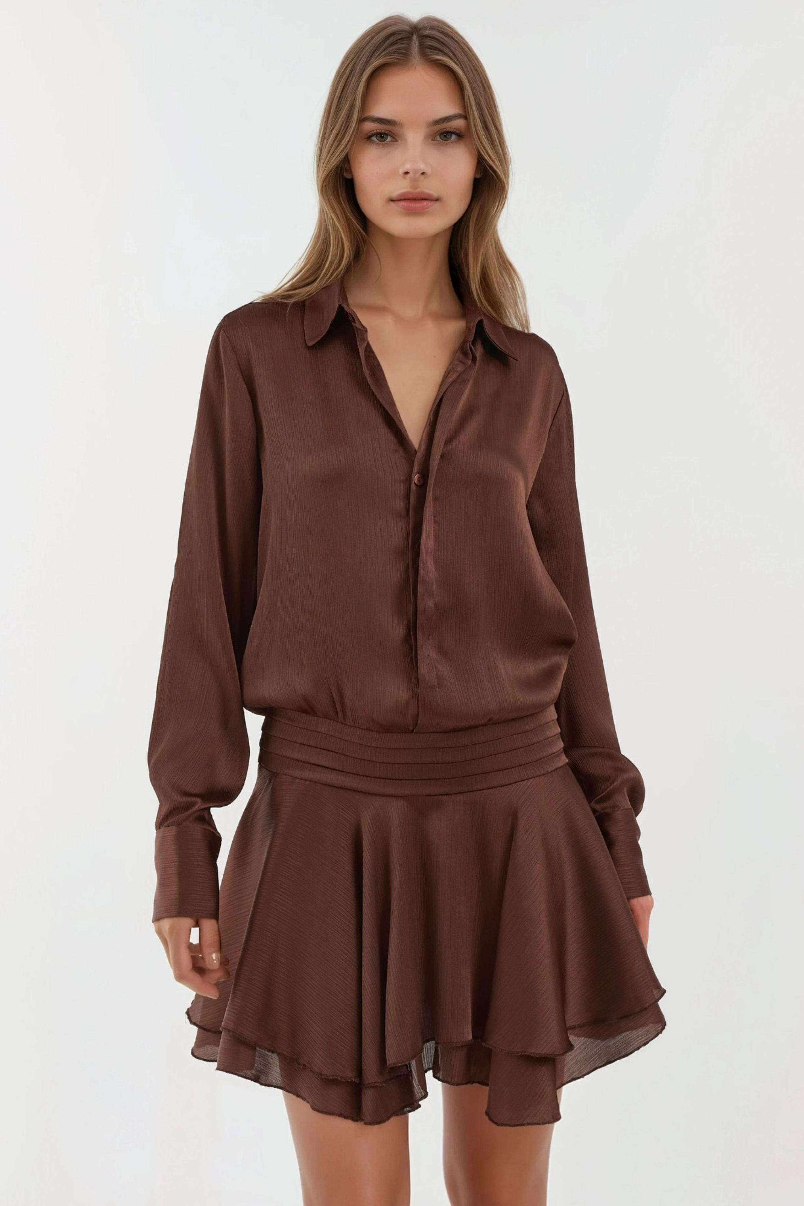 Rüschendrapiertes Mini-Kleid mit langen Ärmeln und Hemdkragen