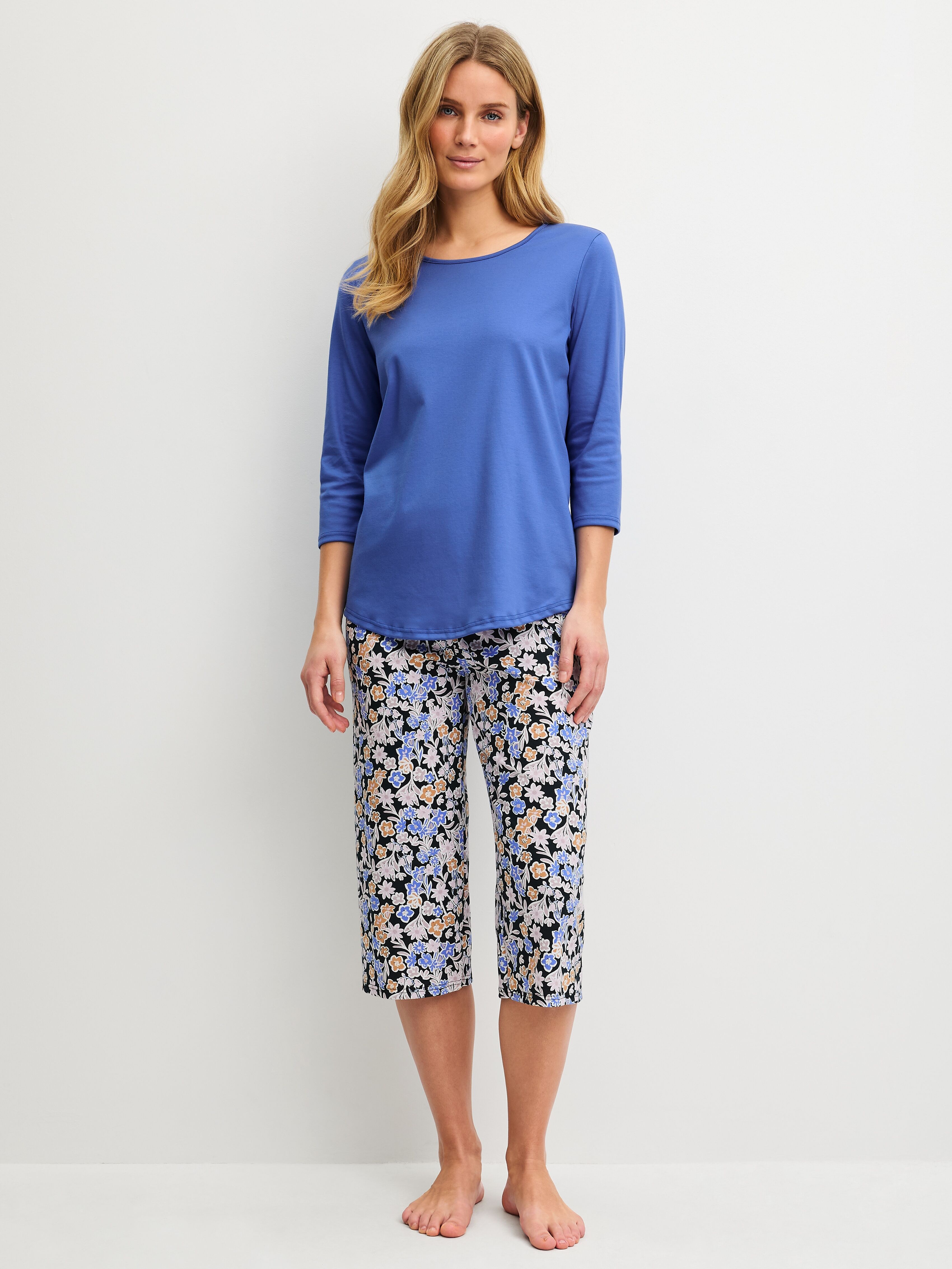 Capri-Pyjama CALIDA "Flower Dreams", Damen, Gr. L (48/50), blau (deep cobalt), Interlock, Obermaterial: 100% Baumwolle, bequem 7/8-Länge, Rundhals, Homewear-Sets Capri-Pyjama, mit floralem Muster, Interlock-Qualität deep cobalt L (48/50)