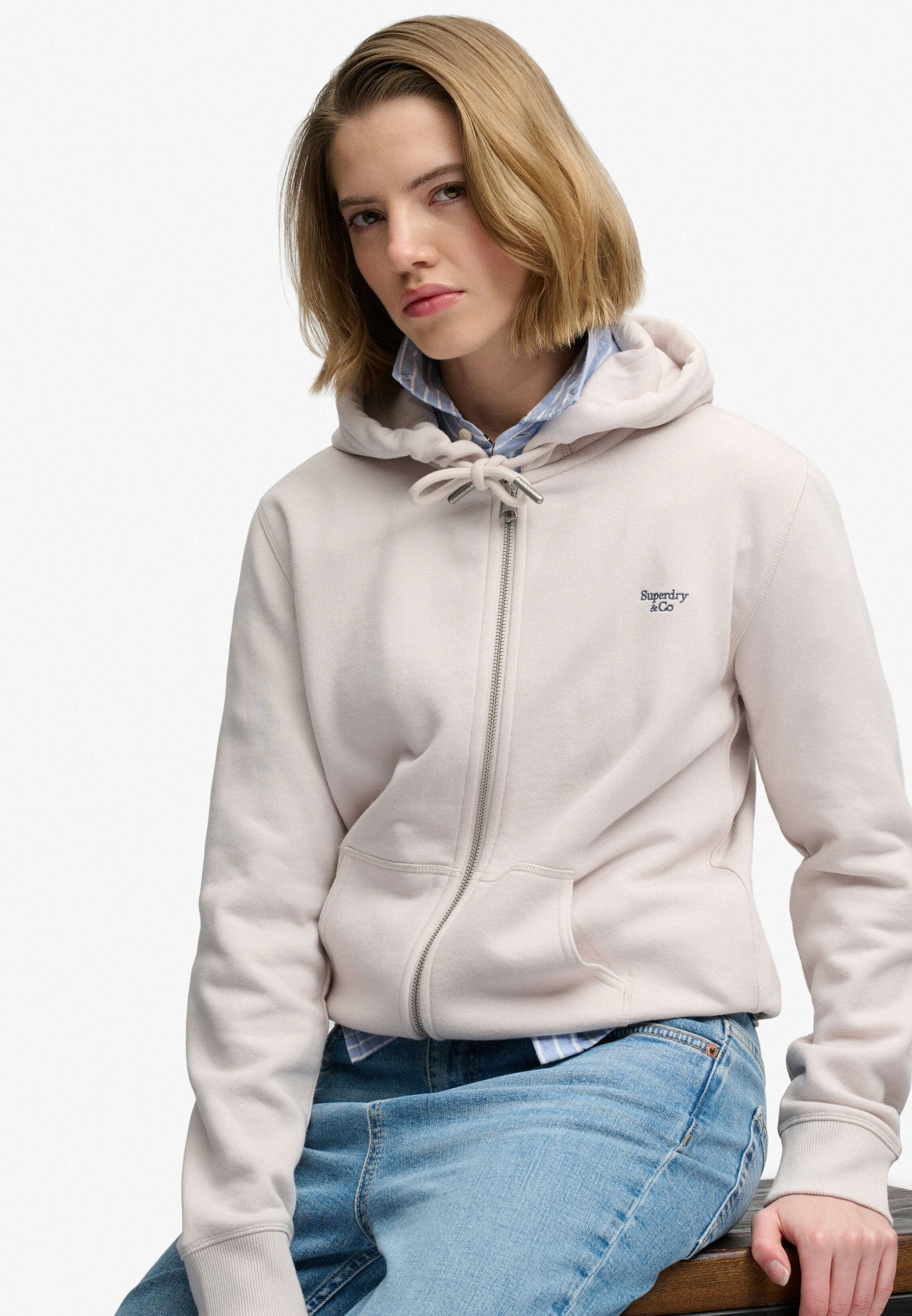 Kapuzensweatjacke SUPERDRY "SIGNATURE EMB ZIPHOOD", Damen, Gr. XXL, beige (wind chime grau), Sweatware, Obermaterial: 60% Baumwolle, 40% Polyester, unifarben, relaxed fit normal, Rundhals, Rippbündchen, Sweatjacken Kapuzensweatjacke, Baumwollmischung, rel
