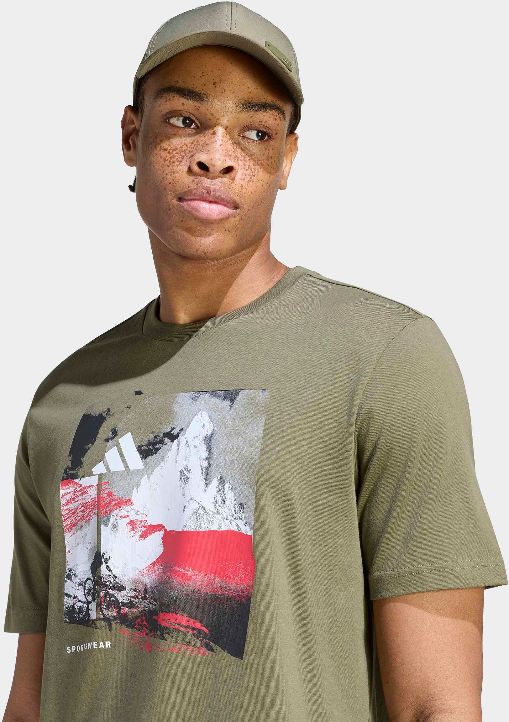 T-Shirt ADIDAS SPORTSWEAR "MEMORIES OF SPORT OUTDOOR GRAFIK" Gr. M, grün (olive strata), Shirts, Herren, M, Obermaterial: 100% Baumwolle, T-Shirt, sportlicher Stil, mit Rundhalsausschnitt, aus Baumwolle olive strata M