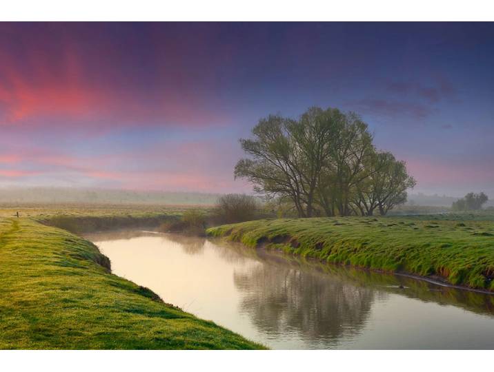 Papermoon Fluss in Landschaft