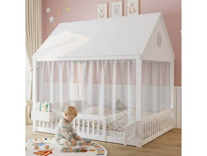 Lit simple blanc 140x200cm, lit bébé, détails de fenêtre et de toit en filigrane, avec rideaux blancs et un petit compartiment de rangement
