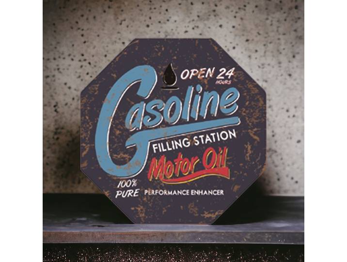 Plaque publicitaire de style signalisation avec l'inscription Gasoline