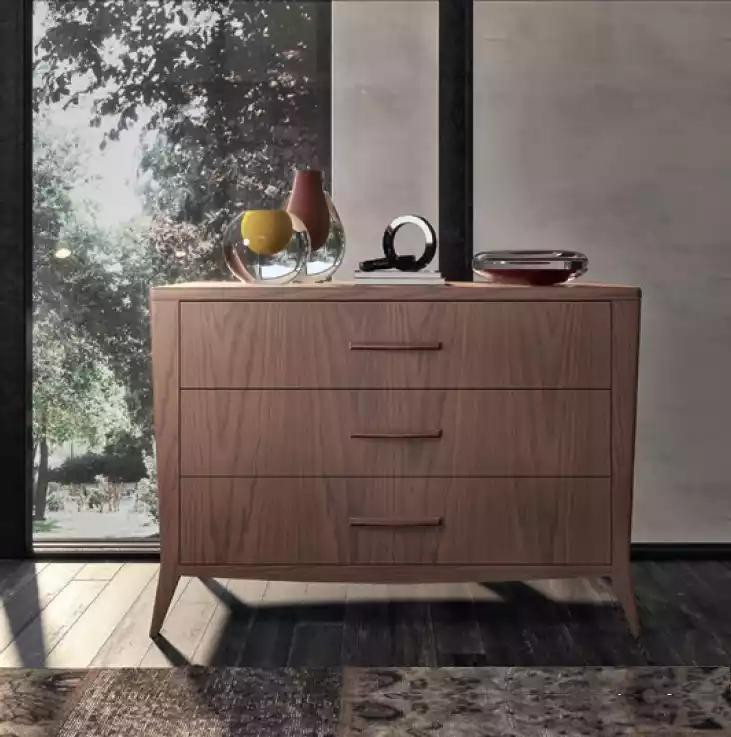 Bruine houten commode voor de slaapkamer in Italiaanse stijl