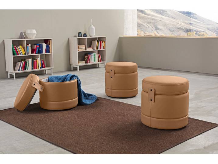 Hocker EGOITALIANO Tonder, Designhocker als Blickfang mit tollen Details, B/T 50/50cm , braun (cognac), B:50cm H:50cm T:50cm, Luxus-Micofaser Lederoptik (100% Polyester) ist ein neues technisches Gewebe mit einem visuellen und taktilen Aspekt, der dem Nubuk sehr nahe kommt, mit innovativen Eigenschaften. Seine ausserordentliche Weichheit kommt von einem exklusiven Produktionsprozess, der Unreinheiten und Unregelmässigkeiten beseitigt. Das Ergebnis ist eine bemerkenswert samtige Faser, die durch das Vorhandensein von Körnern verstärkt wird. Von der einfarbigen Eleganz der warmen Farben und der Vielfalt an trendigen Farben, die es zu seiner eigenen Stärke und Persönlichkeit machen., Hocker, Hocker, inkl. praktischem Stauraum als funktionale Stauraummöglichkeit