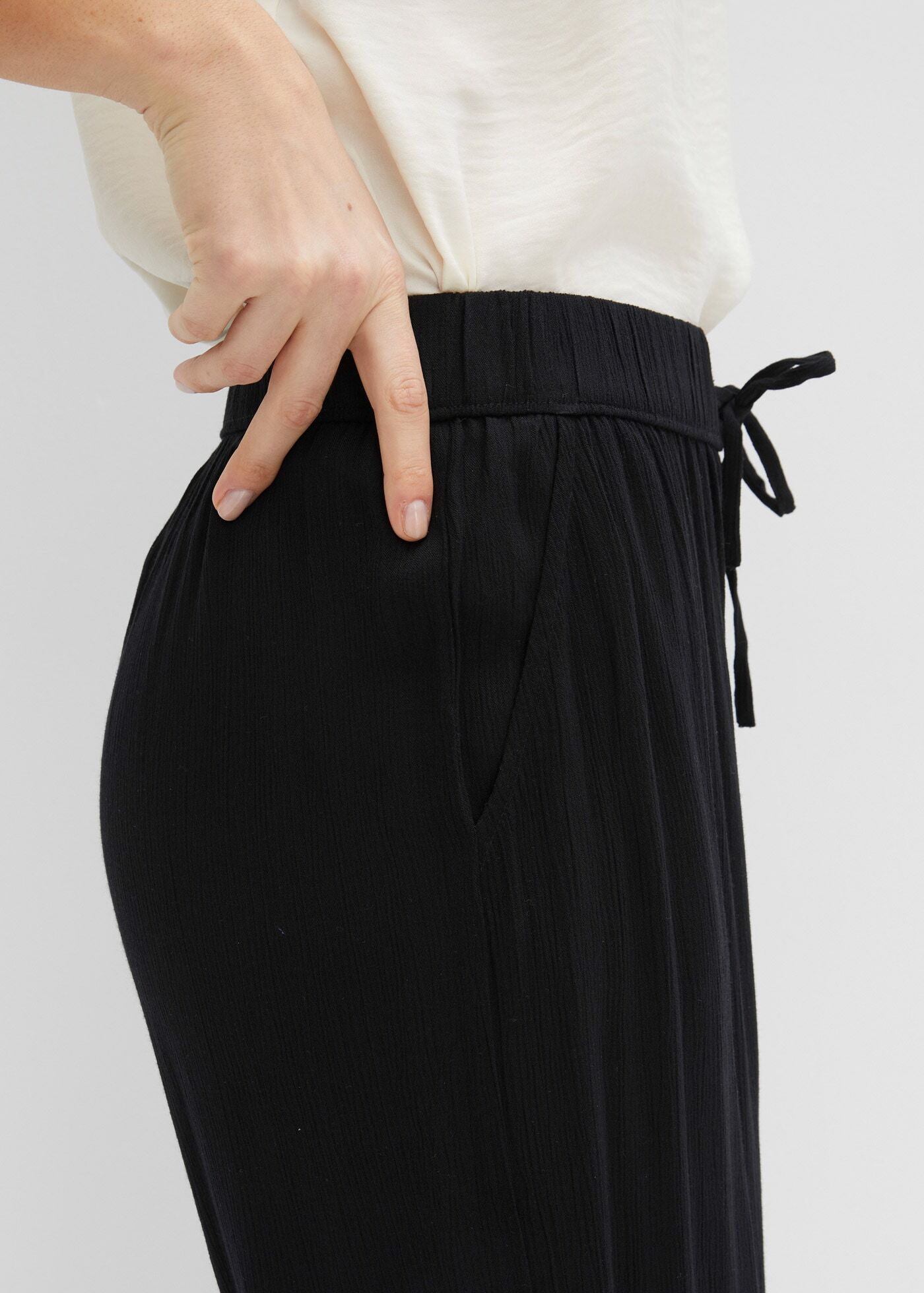 Schlupfhose BONPRIX, Damen, Gr. 38, K-Gr, schwarz (schwarz (kurzgröße)), Obermaterial: 100% Viskose, loose fit 7/8-Länge, Hosen Schlupfhose, aus Viskose, mit Bindeband, lockere Passform, mit Crinkle-Struktur