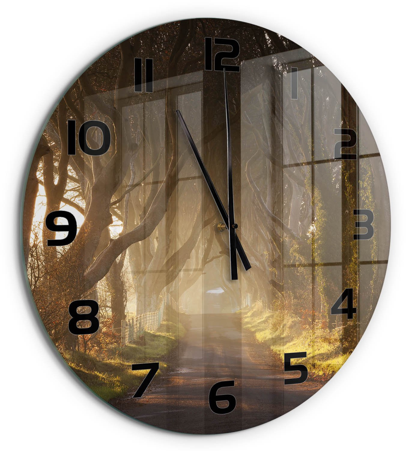 Tulup Wandklok Mist in het bos - Ronde Glazen Wandklok met Bruine Decoratie en Zwarte Wijzers - Diameter: 60 cm