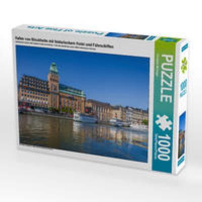 CALVENDO Puzzle Hafen von Stockholm mit historischem Hotel und Fährschiffen | 1000 Teile Lege-Größe 64x48cm Foto-Puzzle für glückliche Stunden