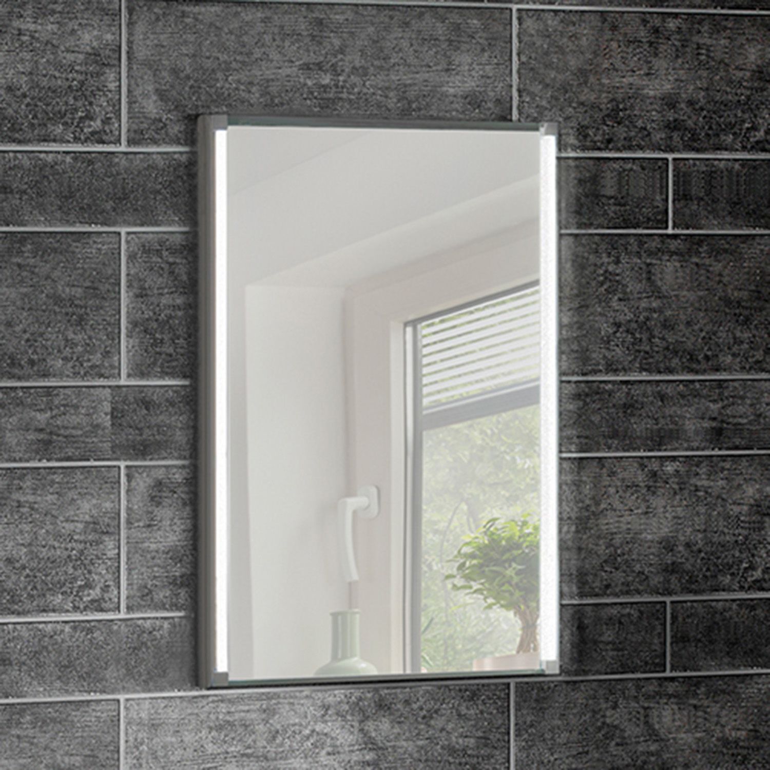 Fackelmann LED-Line Badspiegel mit seitlicher Beleuchtung 42,5 x 67 cm in Silbergrau