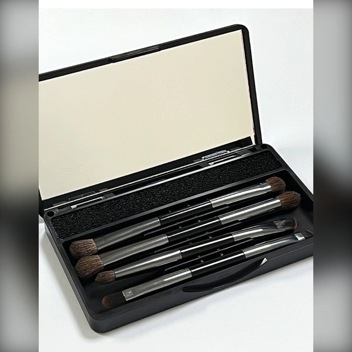 INF 4-teiliges doppelseitiges Lidschattenpinsel-Set mit Aufbewahrungsbox und Spiegel, Nylonborsten, schwarze Griffe
