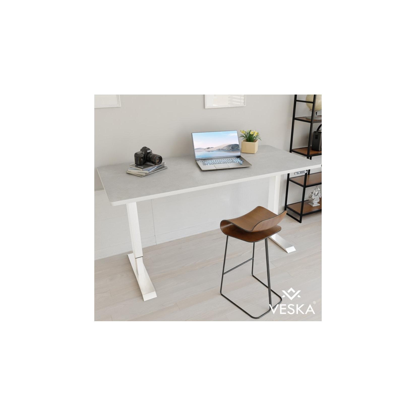 VESKA Höhenverstellbarer Schreibtisch (140 x 70 cm) - Sitz- & Stehpult - Bürotisch Elektrisch Höhenverstellbar mit Touchscreen & Stahlfüßen - Weiss/Anthrazit hell