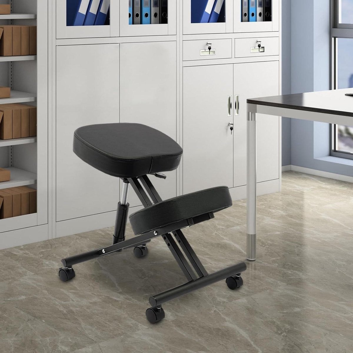 Ergonomische kniestoel voor een correcte zithouding, in hoogte verstelbaar, zwart