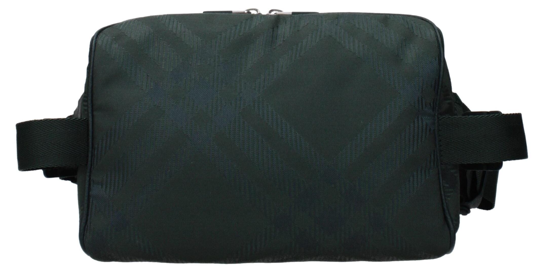 Burberry Rucksack aus Nylon in Grün