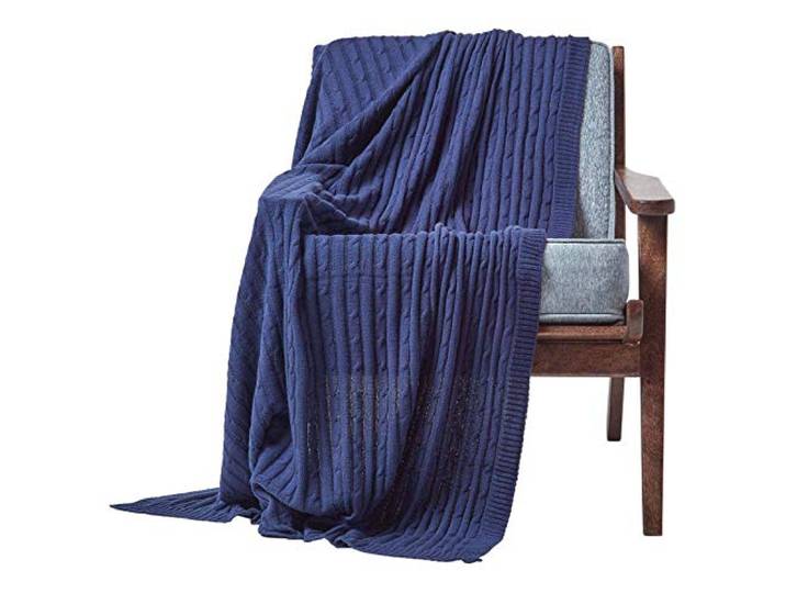 Homescapes gestrickte Tagesdecke, dunkelblaue Wohndecke 150 x 200 cm, Strickdecke aus 100% Baumwolle mit Zopfmuster, ideal als Sofaüberwurf, Kuscheldecke, Plaid oder Babydecke, Marineblau
