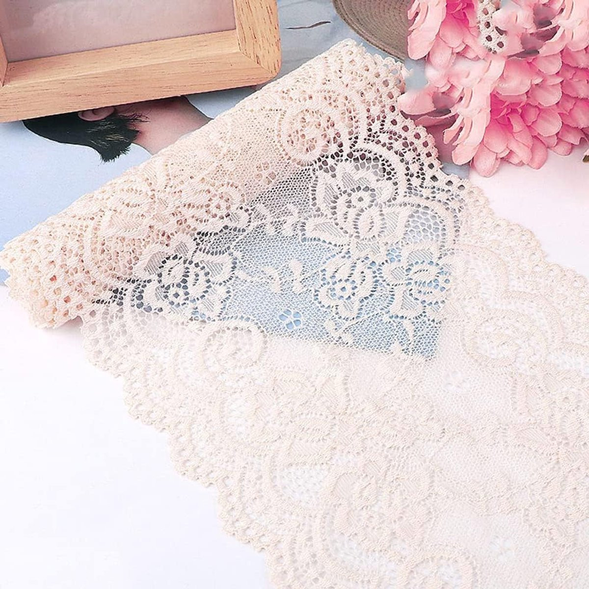 Beige kanten lint voor decoratie en naaiwerk