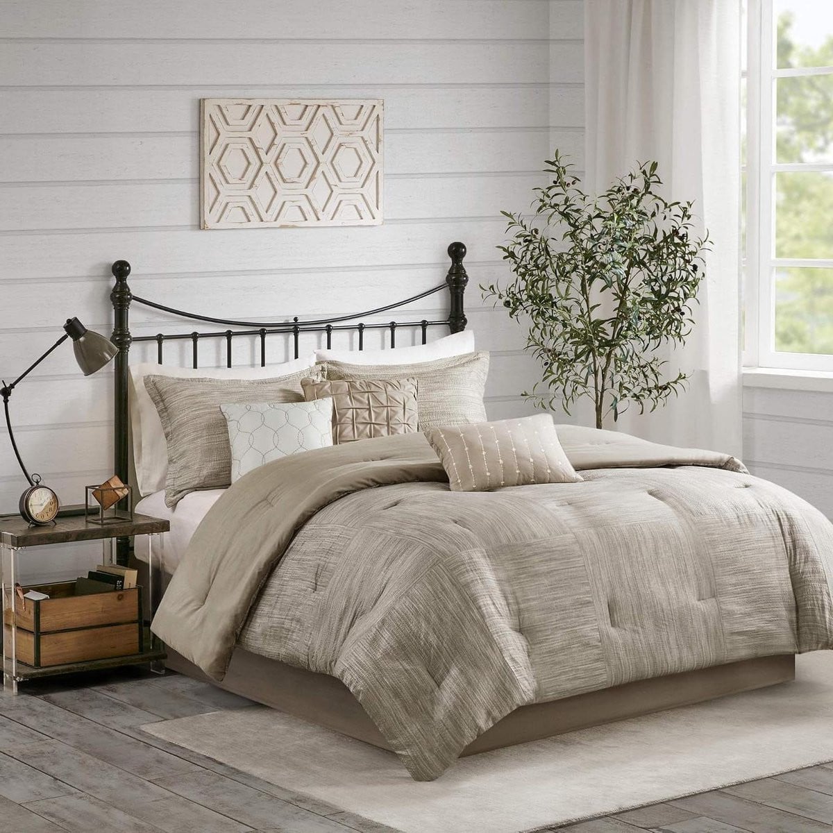 7-delige Queen size dekbedset met bedrok in taupe