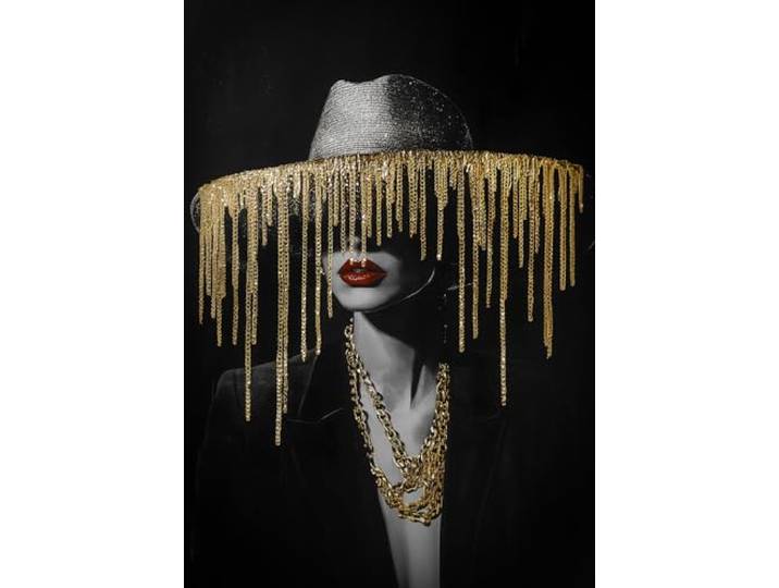 STYLER Leinwandbild Slay 70 x 100 cm (AUFHÄNGFERTIG) I Glamouröses Porträt I Frau mit Hut, Ketten und roten Lippen I Kunst Wandbild Wohnzimmer Schlafzimmer Flur Büro