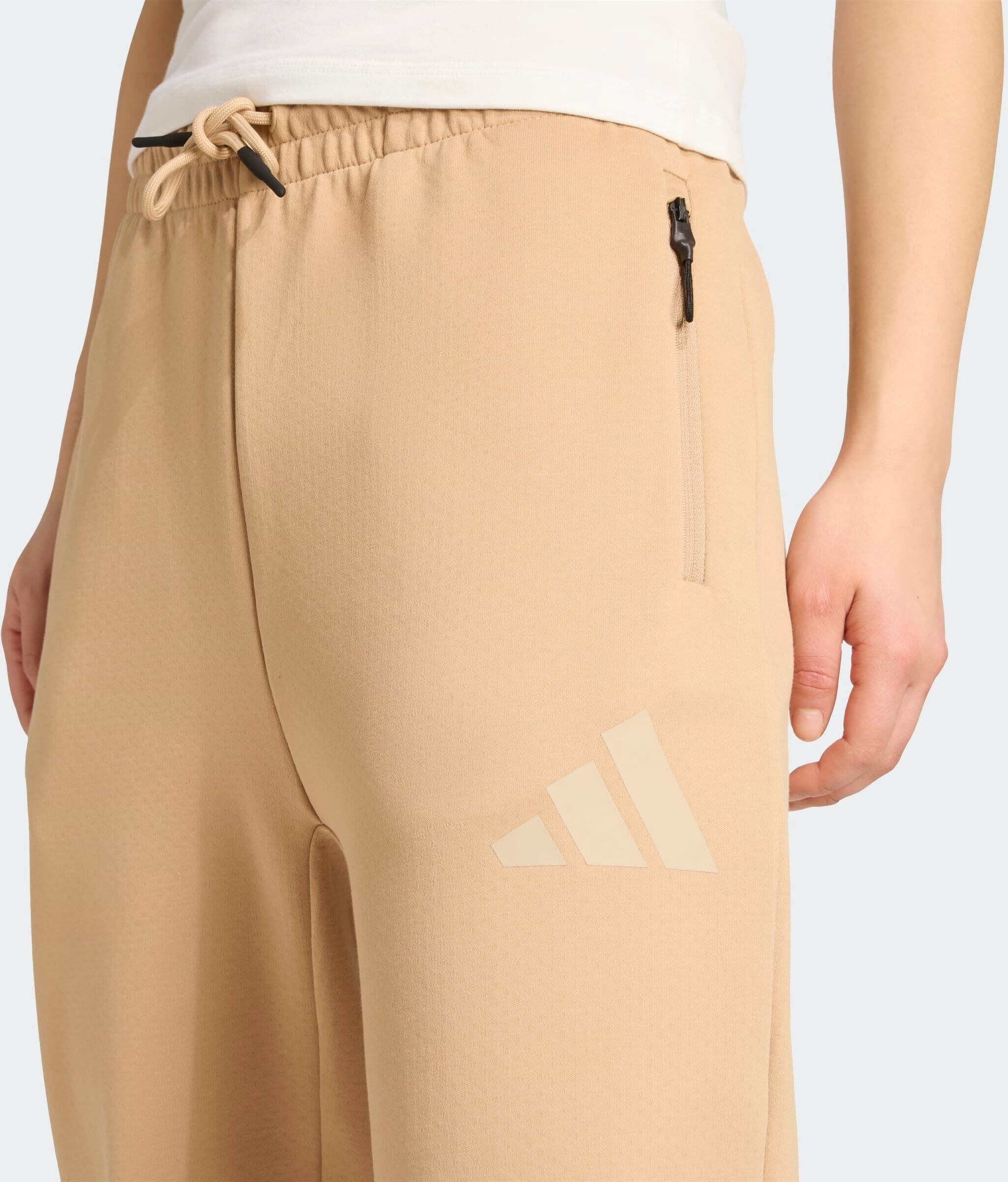 Sporthose ADIDAS SPORTSWEAR "ADIDAS Z.N.E", Damen, Gr. M, N-Gr, beige (warm sandstone, normal, gr.), Obermaterial: 57% Polyester, 43% Baumwolle, Hosen Sporthose warm sandstone, normal, gr. M, N-Gr