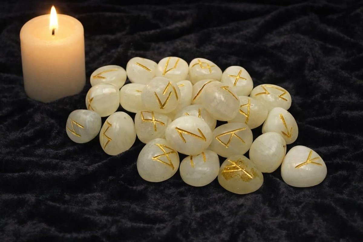 Set van 25 gegraveerde Amethist Rune Stenen met handbeschildering in goud, Paars