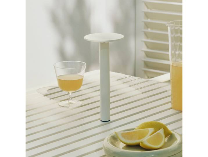 HOST PORTABLE LED-Akku-Tischlampe, cremeweiß 22 cm IP44 - HAY - Wohnzimmer - Modern - Aluminium - Mit Schirm