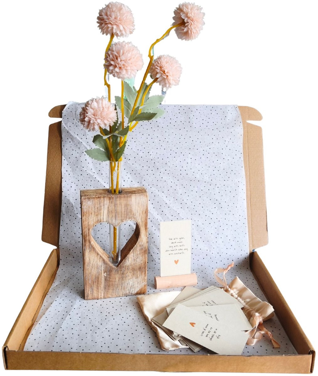 Kado2you Cadeaupakket met bloemen en zandkleurige vaas