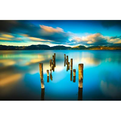 Fototapete PAPERMOON "HOLZ-BRÜCKE-ALT STEG MEER GEBIRGE SEE STRAND SONNE RUHE", bunt, B:4,5m L:2,8m, Vlies, Tapeten